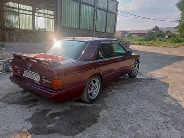 disk ve tekerler: Qırmızı rəngdə olan Mercedes-Benz avtomobili. Arxa tərəfində spoyleri — 3