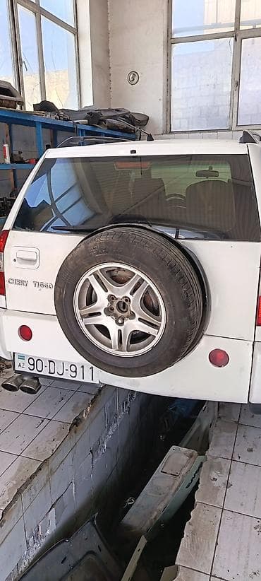 tekeler: Chery Tiggo (arxa qapıda “CHERY TIGGO” yazısı görünür), ağ rəngli — 2