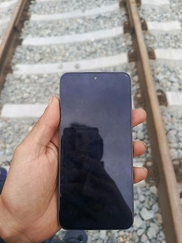 Smartfon – tam ekranlı, ön kameraya görə mərkəzdə deşikli displey -