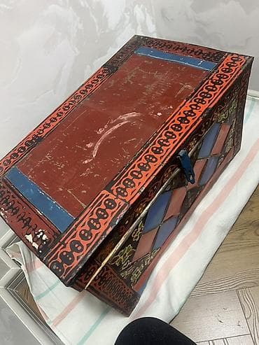 Süni güllər: Əl işçiliyi taxta sandıq - Material: bərk taxta, əl boyaması. - — 2