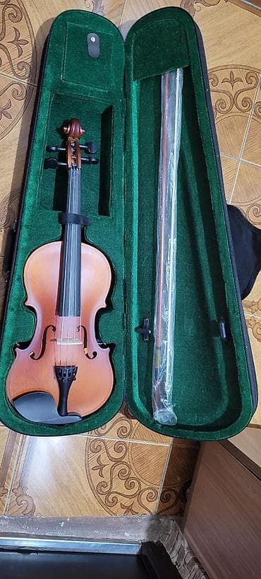 Skripkalar: Məhsul: Skripka dəsti (az istifadə olunub, yeni kimidir) Təsvir: - — 1