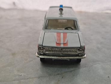 авто шлем: Sovet dövrü “Təcili Tibbi Yardım” avtomobilinin kolleksiya modeli - — 5