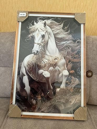 Dekorativ tablo – ağ at təsviri - Mövzu: Zərif zirehli ağ atın