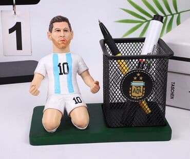 pul yığmaq ucun qab: Oturan futbolçu heykəlciyi ilə bəzədilmiş qələmdan. Dəmir tor dizaynlı — 1