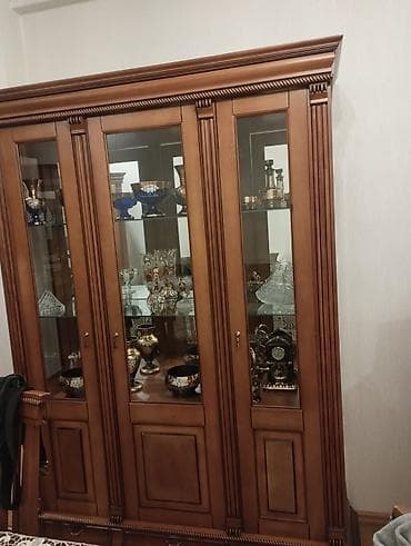 Şüşəli dolab vitrini