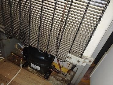 swizer soyuducu: Məişət soyuducusunun arxa hissəsi – kompressor və kondensor radiatoru — 1