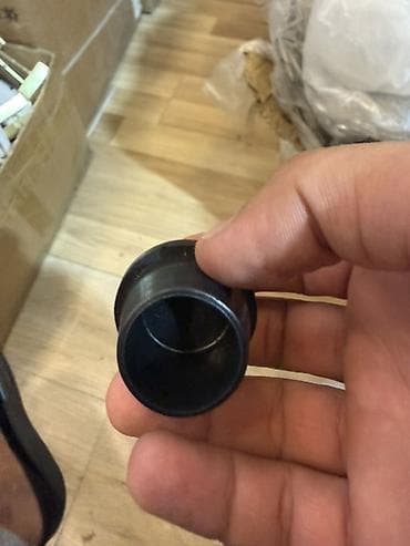 turba 50: **Metall boru üçün plastik başlıq / tıxac** Dairəvi formalı qara — 3