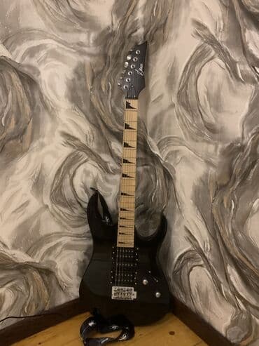 Гитары: Teze gitaradi. Arxasindaki salafanina qeder her sey yerindedi alan ozu — 1