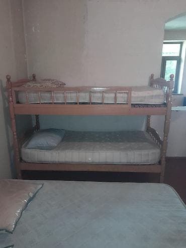 iki mərtəbəli uşaq çarpayısı: Oğlan və qız üçün, İşlənmiş, Çarpayı, Matras ilə, Siyirməsiz, Taxta — 5