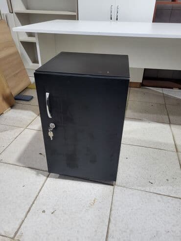 bərbər şkafı: ✅️tunbucka yenidir✅️ hundurluk 65 sm✅️ en ve derinlik 40 sm✅️ unvan — 2