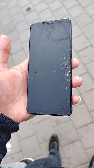 Smartfon – ekranı çatlamış - Tam ekran ön panelində çoxsaylı çatlar