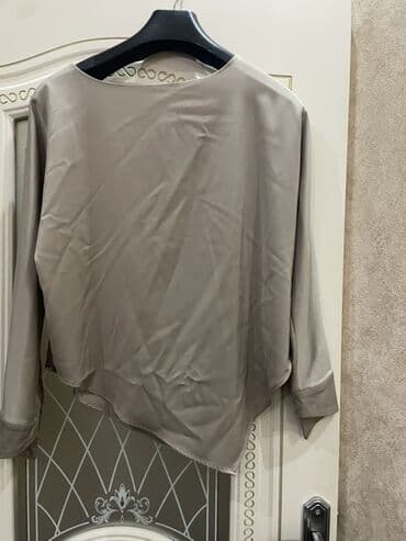 Zərif qadın bluzu - Rəng: taupe/boz-bej - Model: asimmetrik ətək