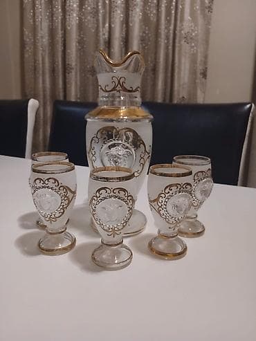Klassik şüşə süfrə dəsti – 2 fərqli karaflı komplekt 1) Ağ-qızılı