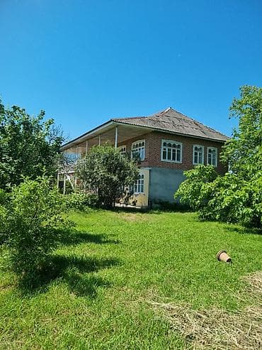 Bağ evi və geniş həyətyanı sahə - İki mərtəbəli kərpic tikili