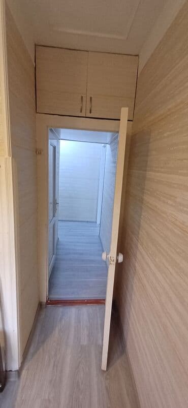 binə mərkəzdə evlər: Mənzilin təsviri - Plan: geniş zal, ayrıca yataq otağı, dəhliz və — 10