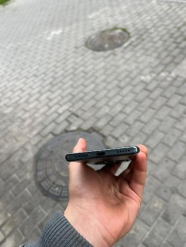 iphone 8 plus satilir: Smartfon – tam ekranlı, nazik çərçivəli, yaşıl-qara tonlu korpus — 4