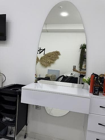 Gözəllik salonu üçün divara montaj olunan vizaj/saç ustası masası və