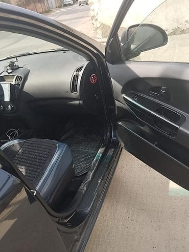 turbo az panorama: Kia Cee’d – hetçbek, qara rəng. - Sürətlər qutusu: mexaniki - Kuzov: 5 — 5