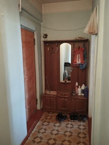 şirvan əmlak az: 5 mertebeli binanin 4 mertebesinde 3 otaqli menzil satilir. Senedleri — 2