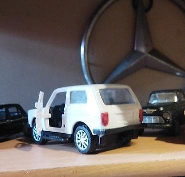 CD, DVD disklər və kassetlər: Məşq üçün model avtomobil – ağ rəngdə Lada Niva (miqyas təqribən — 3