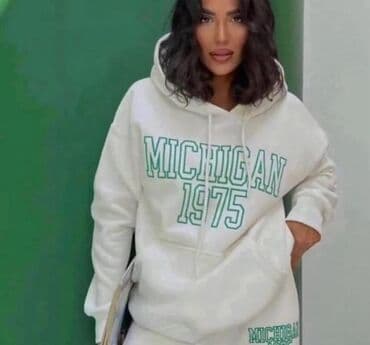 женские спортивные костюмы на синтепоне: Qadınlar üçün kapüşonlu idman dəsti - Üst geyim: ağ rəngdə, rahat — 1