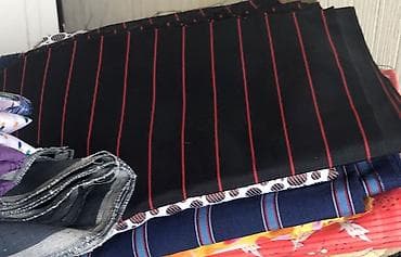 badambuta parca: Müxtəlif rəng və naxışlarda parça topları. Bu parçalar müxtəlif tikiş — 2