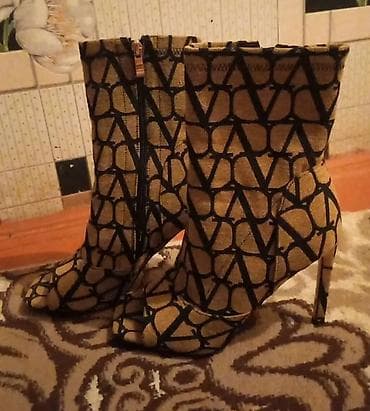 Qadın üçün naxışlı qısa çəkmələr - Model: nazik, hündür dabanlı