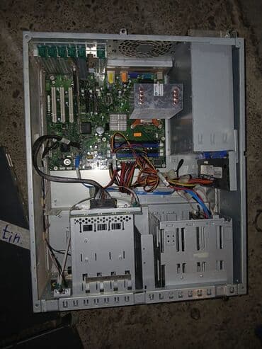 Masaüstü kompüterlər və iş stansiyaları: Daxili komponentləri açıq şəkildə görünən şassi ilə təchiz edilmiş — 2