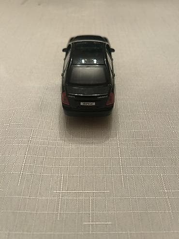 bugatti veyron qiymeti: Qara rəngli sedan tipli oyuncaq avtomobil maketi - Material: metal və — 5