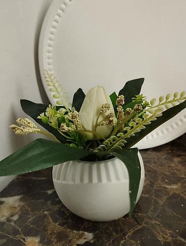 Vazalar: Dekorativ mini kompozisiyalar – gips vazalarda süni güllər.heykəllər — 2