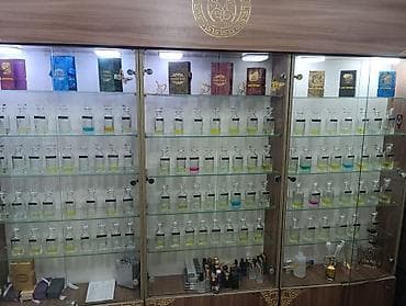 Ətirlər və ətir yağları kolleksiyası - Şüşə vitrinlərdə müxtəlif