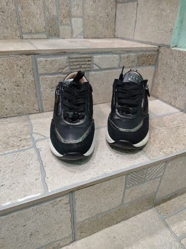 beqa üçün qadın krossovkaları: Ölçü: 39.5, rəng - Qara, İşlənmiş — 2