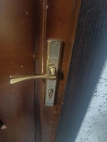 Ev otaq qapıları 2 ədəddir, şəkildə göründüyü kimdir. Birinin şüşəsi