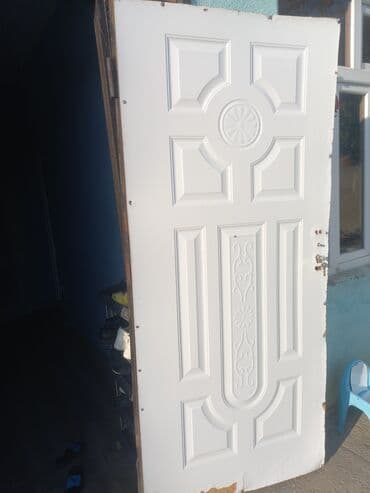 Ağ rəngli giriş qapısı - Material: polad/metal lövhəli, relyef