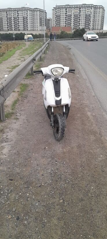 купить мопед в кредит: Ağ rəngli şəhər skuterı real alıcıya endirim olacaq bir iki xırda para — 1