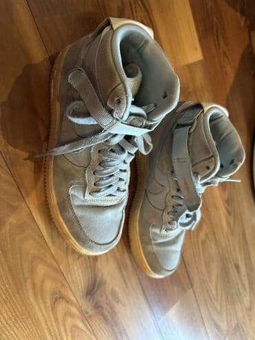 Subaru: Nike Air Force 1 High, boz rəng palitrası ilə. Xüsusiyyətlər: - — 4
