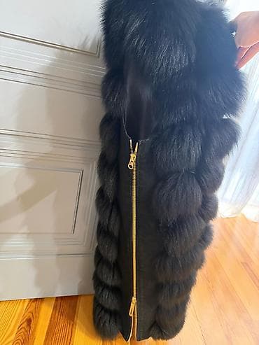 uzun jilet modelleri: Qara rəngdə uzun xəz jilet - Model: Uzun, fermuarlı jilet - Rəng — 3