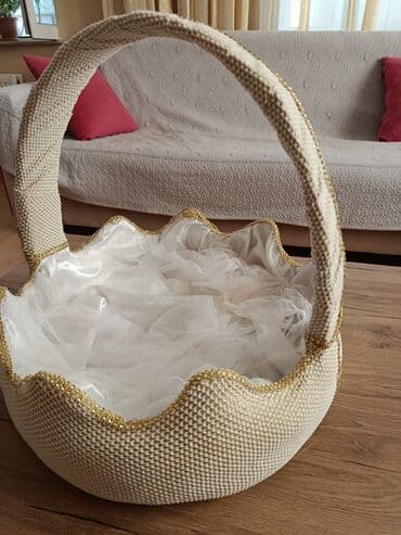 Chery: Fərqli formalarda və rənglərdə hazırlanmış bəzəkli zənbillər. Bu — 5