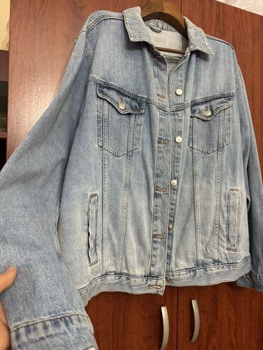 Kasalar: Klassik açıq mavi cins gödəkçə - Material: 100% denim (cins), yüngül — 2