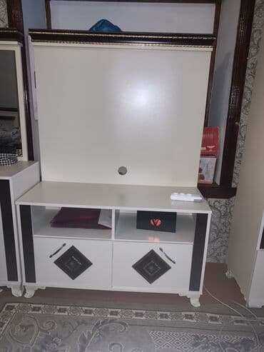 TV altlığı: Qonaq otağı üçün mebel dəsti Tərkibi: - Geniş güzgülü konsol: 4 — 2