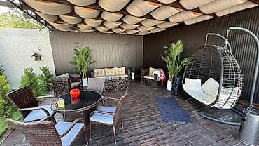 modern ev: Hovuzlu modern həyət evi - Geniş, tam hasarlı həyət: dekorativ pal­ma — 6