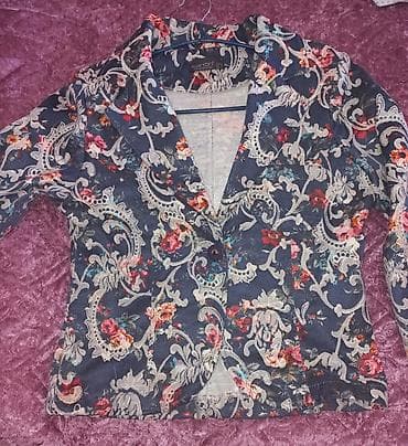 Qadın Blazeri – floral naxışlı - Model: qısa kəsimli, tək düyməli