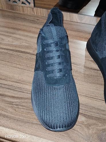 krosovkalar: Qara rəngli uniseks idman ayaqqabısı - Stil: minimal və gündəlik — 2