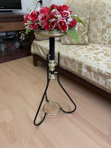 Matraslar: Təcili!Gül,telefon qoymaq üçün altlıq satılır.Hündürlüyü 80sm.Qiyməti — 5