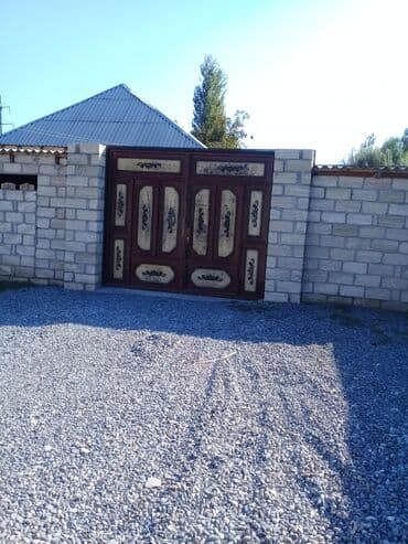 квартиры баку аренда: - Tam daş hasarlı həyətyanı sahə, geniş çınqıl örtüklü giriş və maşın — 2