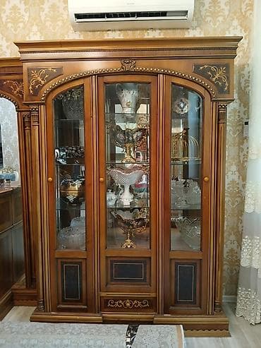 Сеточные витрины: Стеклянная витрина-шкаф — 1