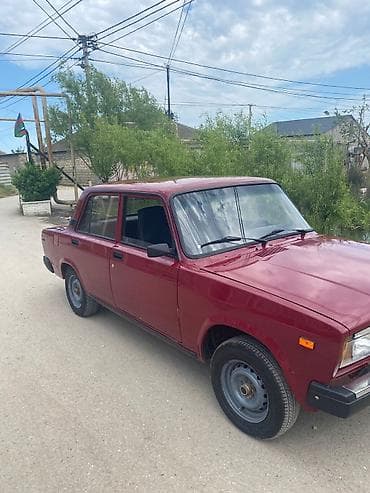 s yan guzguler: VAZ 2107 sedan, tünd qırmızı rəng. Klassik dizaynlı, arxa ötürücülü — 7