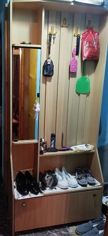 şkaflar ucuz: Dəhliz üçün asma paltar asılqanı və ayaqqabı dolabı bir yerdə — 3