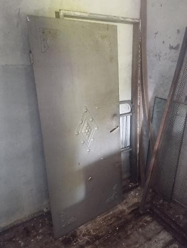 Seyf qapı. Qalın metaldır. Üzlük dəyişərsə 190 uzluksuz 160 AZN Eni
