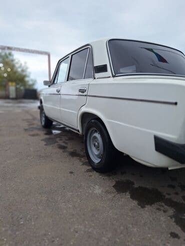 ваза стеклянная прозрачная высокая без узора: VAZ 2106 sedan - Korpus: Ağ rəng, 4 qapı, xrom ön-arka bamperlər — 4